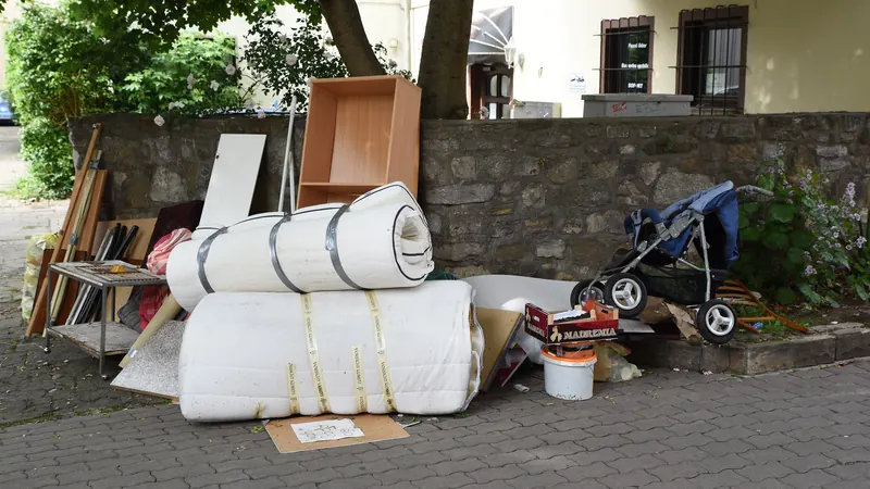 Sperrmüll am Straßenrand nach einer Räumung