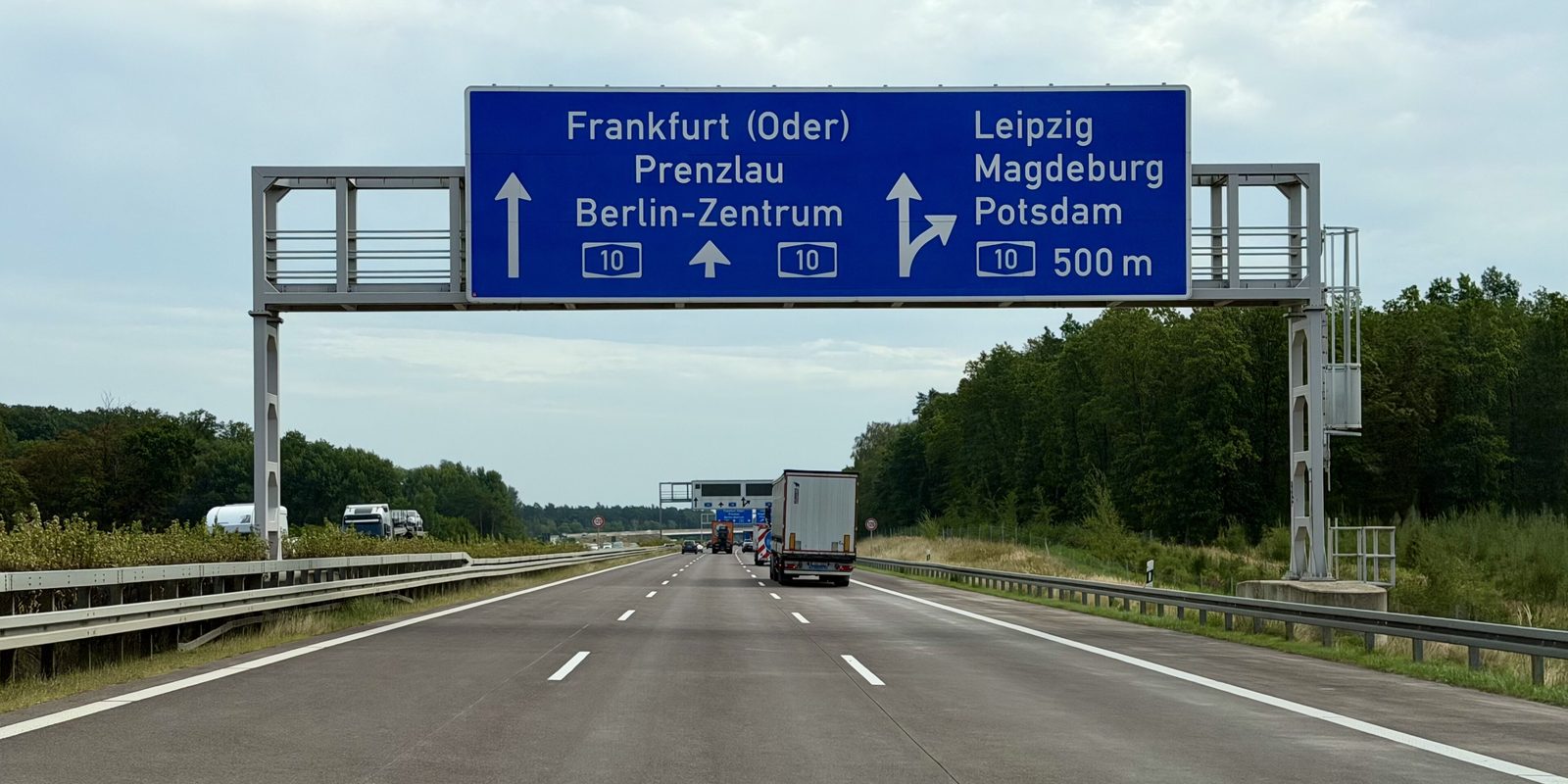 Autobahn A 24 mit blauem Wegweiser Richtung Berlin-Zentrum, Prenzlau und Potsdam über die A 10